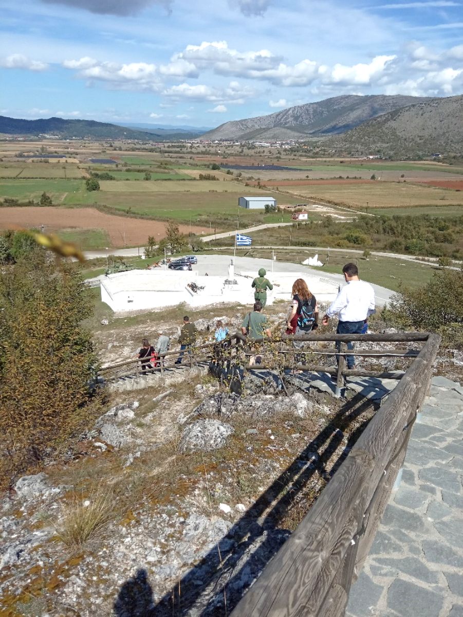 Κατεβαίνοντας από την είσοδο του οχυρού Λίσσε